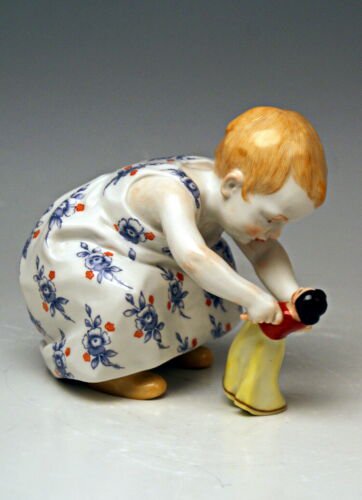 マイセン ヘンチェル作 フィギュリン 人形で遊ぶ少女 1級品