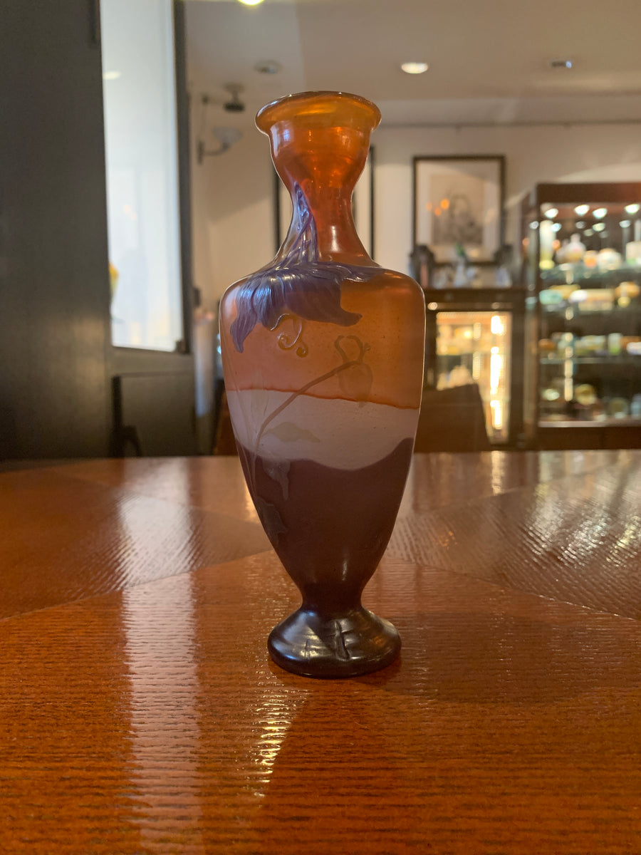 エミールガレ 初期作品 マルケットリー技法で作られたオダマキ文花瓶 – アンティークテーブルウェア