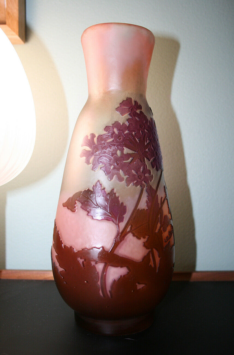 エミール・ガレ、フランス。花と煙色アートガラス大きなアンティーク花瓶。