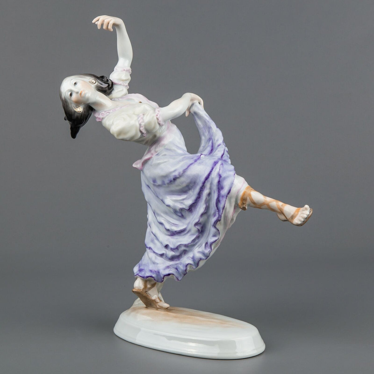 ヘレンド ジプシーの踊り子 フィギュリン – アンティークテーブル 