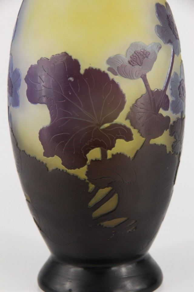 エミールガレ「キンセンカ（Calendula）」の花が描かれた花瓶