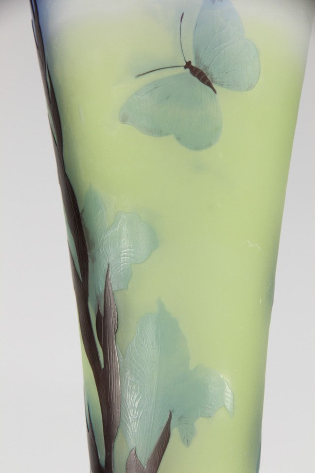 エミール・ガレ グラジオラスと蝶文 酸化腐食彫 カメオガラス 大型花瓶（1910年頃）