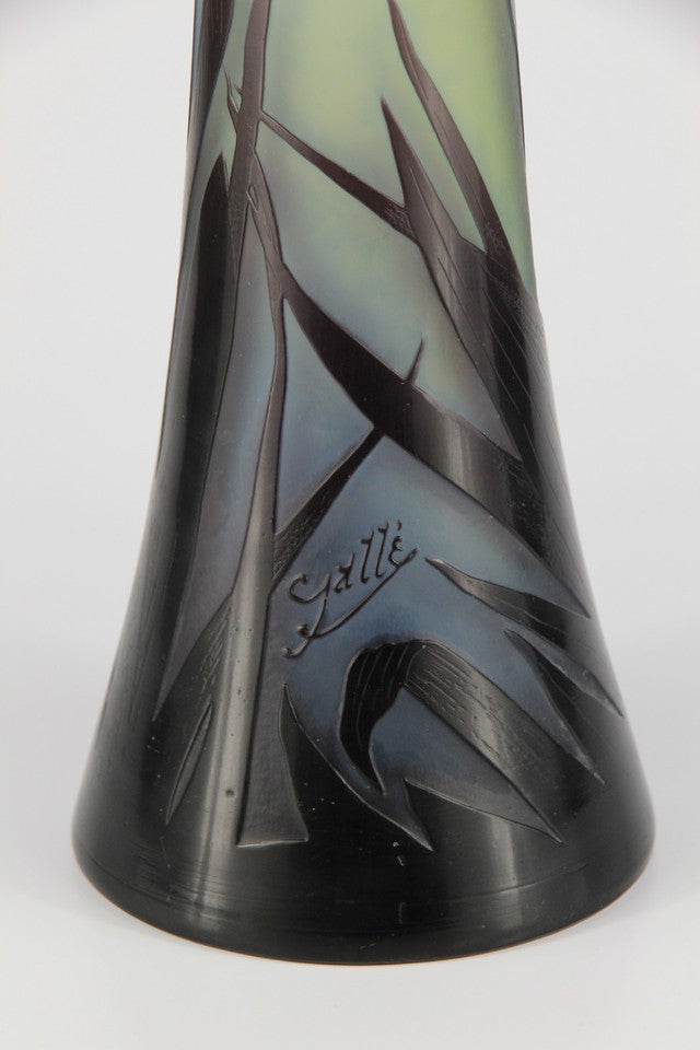 エミール・ガレ グラジオラスと蝶文 酸化腐食彫 カメオガラス 大型花瓶（1910年頃）