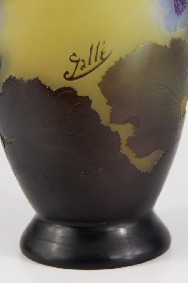 エミールガレ「キンセンカ（Calendula）」の花が描かれた花瓶