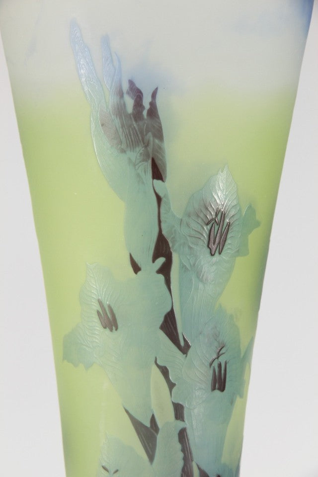 エミール・ガレ グラジオラスと蝶文 酸化腐食彫 カメオガラス 大型花瓶（1910年頃）