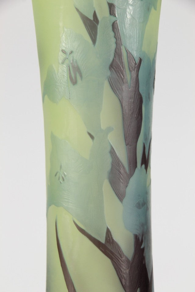 エミール・ガレ グラジオラスと蝶文 酸化腐食彫 カメオガラス 大型花瓶（1910年頃）