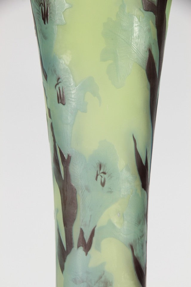 エミール・ガレ グラジオラスと蝶文 酸化腐食彫 カメオガラス 大型花瓶（1910年頃）