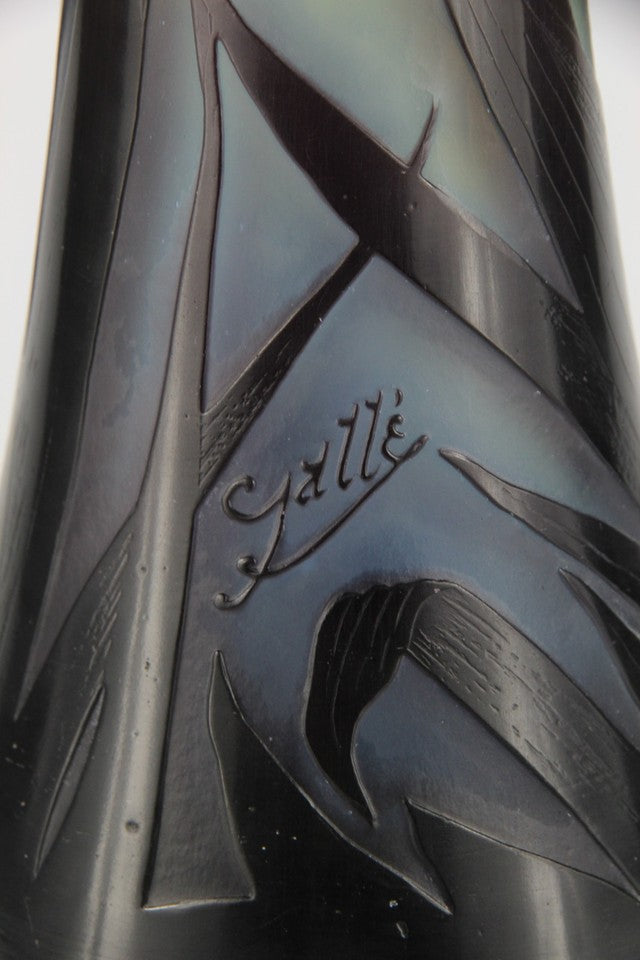 エミール・ガレ グラジオラスと蝶文 酸化腐食彫 カメオガラス 大型花瓶（1910年頃）