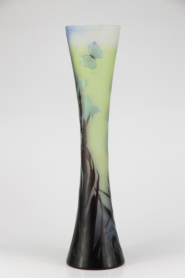 エミール・ガレ グラジオラスと蝶文 酸化腐食彫 カメオガラス 大型花瓶（1910年頃）