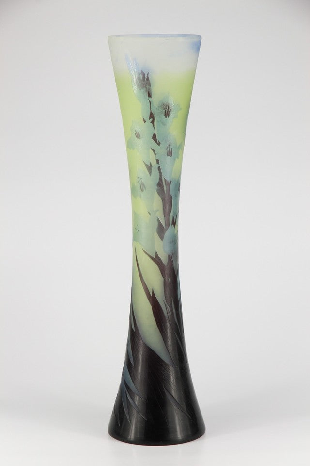 エミール・ガレ グラジオラスと蝶文 酸化腐食彫 カメオガラス 大型花瓶（1910年頃）