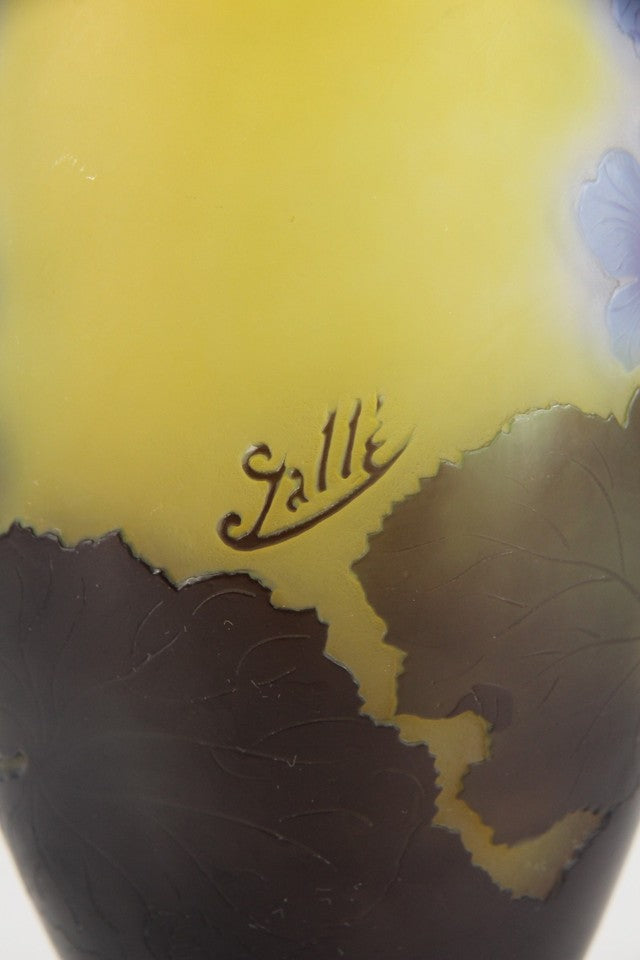 エミールガレ「キンセンカ（Calendula）」の花が描かれた花瓶