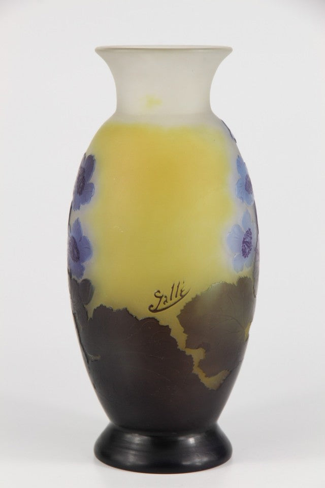 エミールガレ「キンセンカ（Calendula）」の花が描かれた花瓶