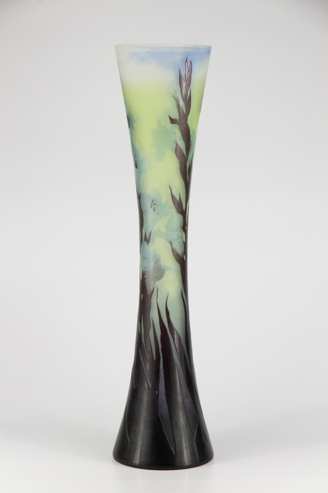 エミール・ガレ グラジオラスと蝶文 酸化腐食彫 カメオガラス 大型花瓶（1910年頃）