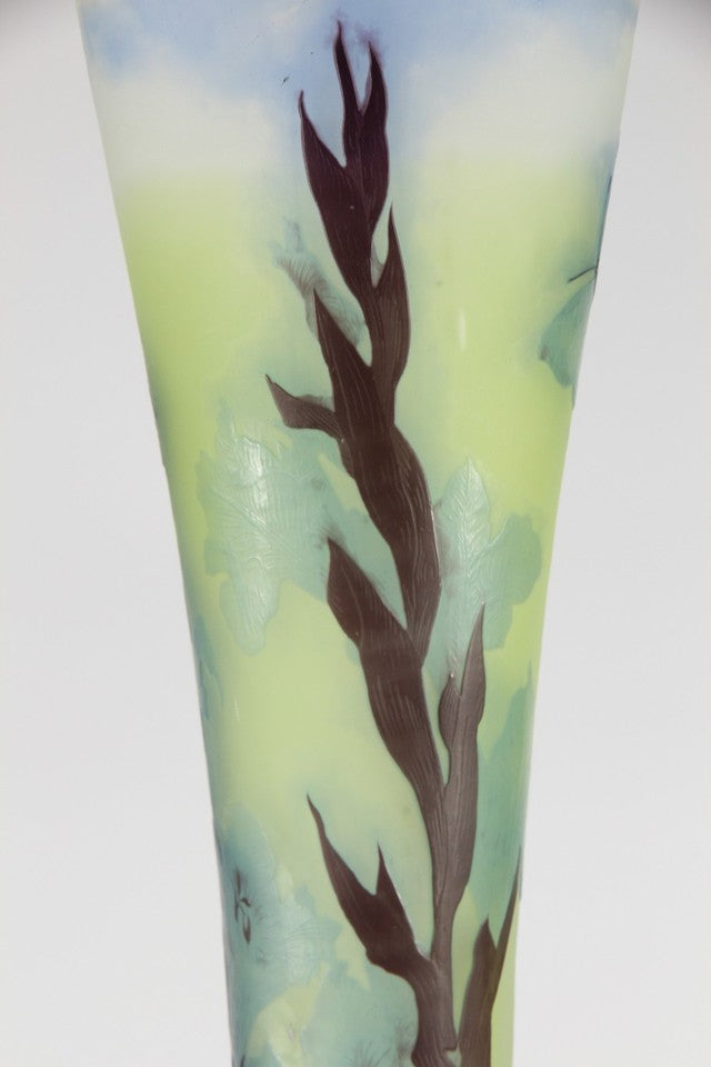 エミール・ガレ グラジオラスと蝶文 酸化腐食彫 カメオガラス 大型花瓶（1910年頃）