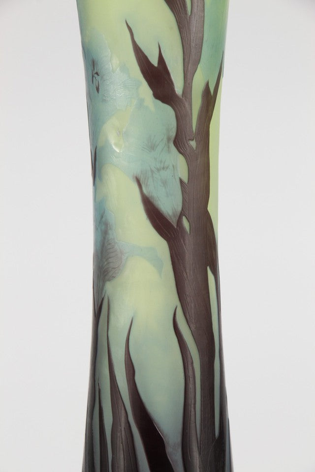 エミール・ガレ グラジオラスと蝶文 酸化腐食彫 カメオガラス 大型花瓶（1910年頃）