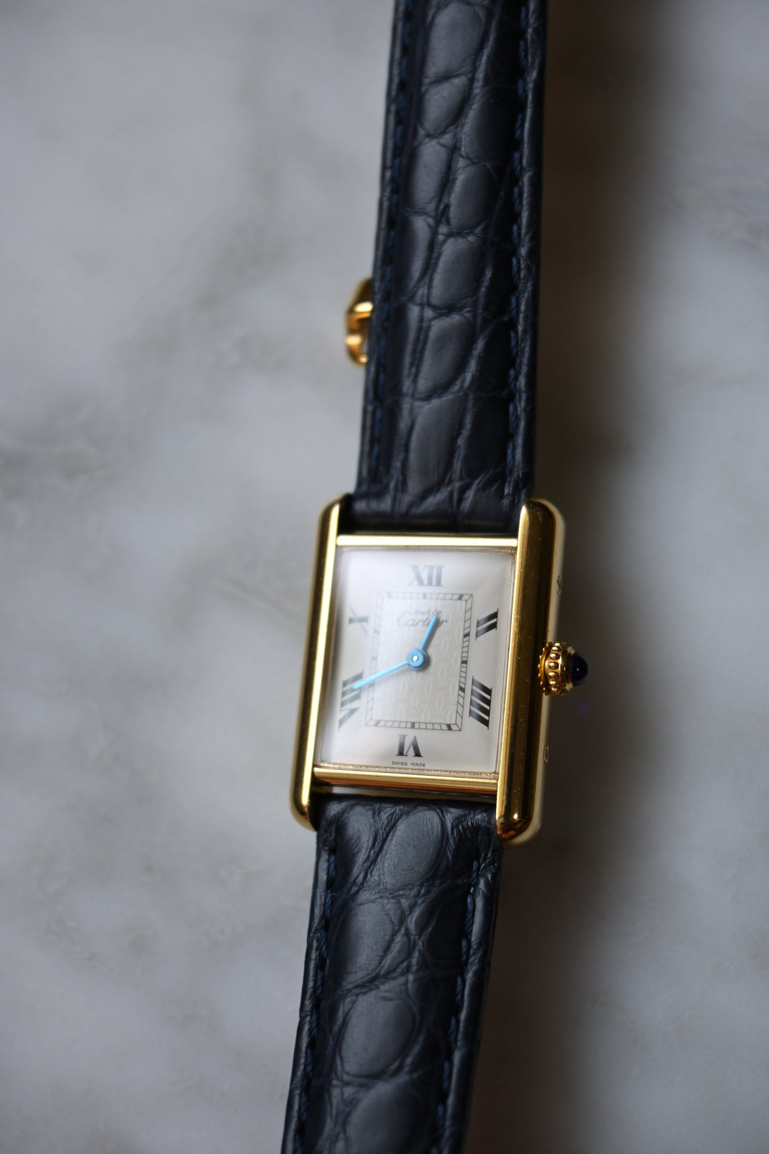 廃盤マスト ドゥ カルティエ タンク　ユニセックス ヴィンテージウォッチ 飛びローマン MMサイズ 純銀に18Kヴェルメイユ