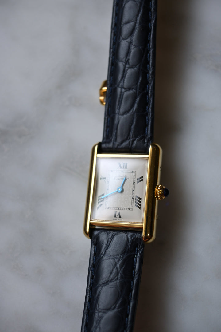 廃盤マスト ドゥ カルティエ タンク　ユニセックス ヴィンテージウォッチ 飛びローマン MMサイズ 純銀に18Kヴェルメイユ