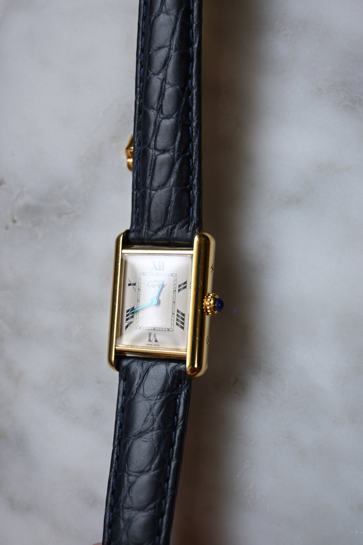 廃盤マスト ドゥ カルティエ タンク　ユニセックス ヴィンテージウォッチ 飛びローマン MMサイズ 純銀に18Kヴェルメイユ