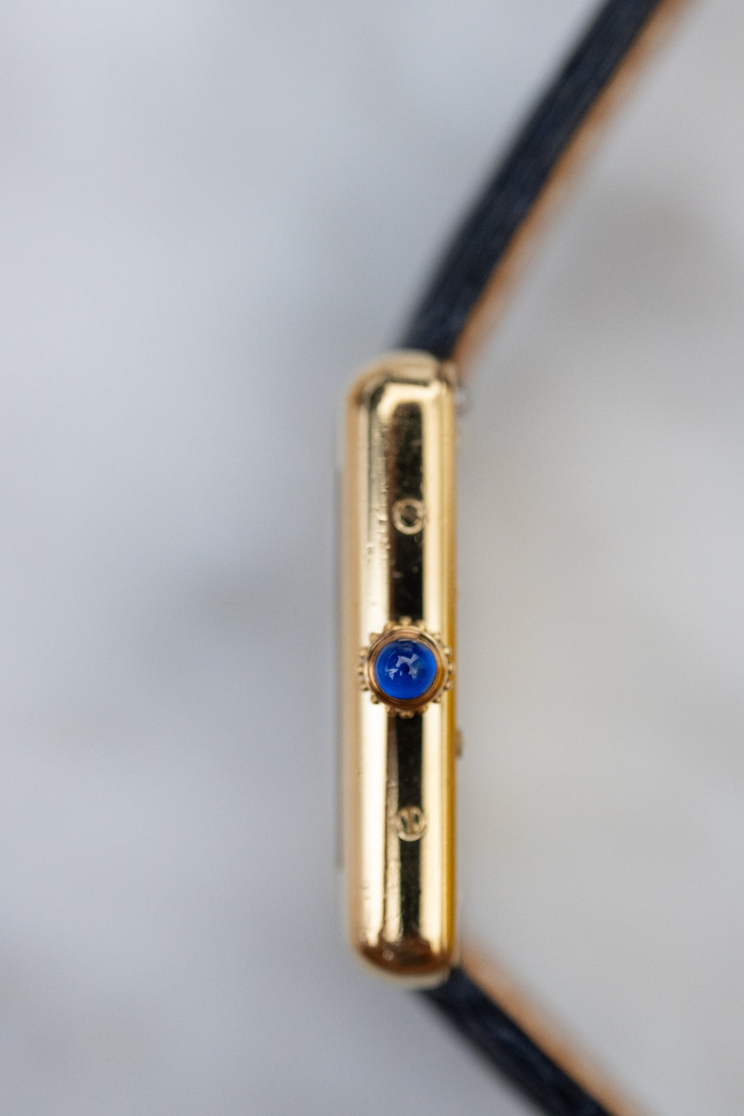 廃盤マスト ドゥ カルティエ タンク　ユニセックス ヴィンテージウォッチ 飛びローマン MMサイズ 純銀に18Kヴェルメイユ