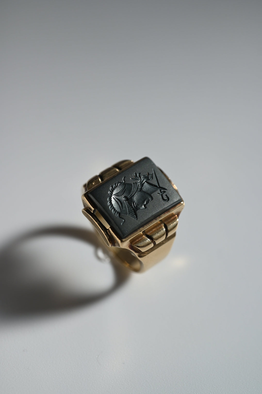 10K 9.58g ナイト・インタリオ・シグネットリング