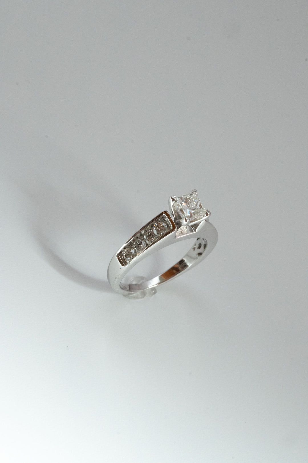 18金 4.5g 合計1.30ct プリンセスカット・ダイヤモンド ソリティアリング（HDS）