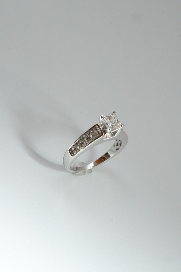 18金 4.5g 合計1.30ct プリンセスカット・ダイヤモンド ソリティアリング（HDS）