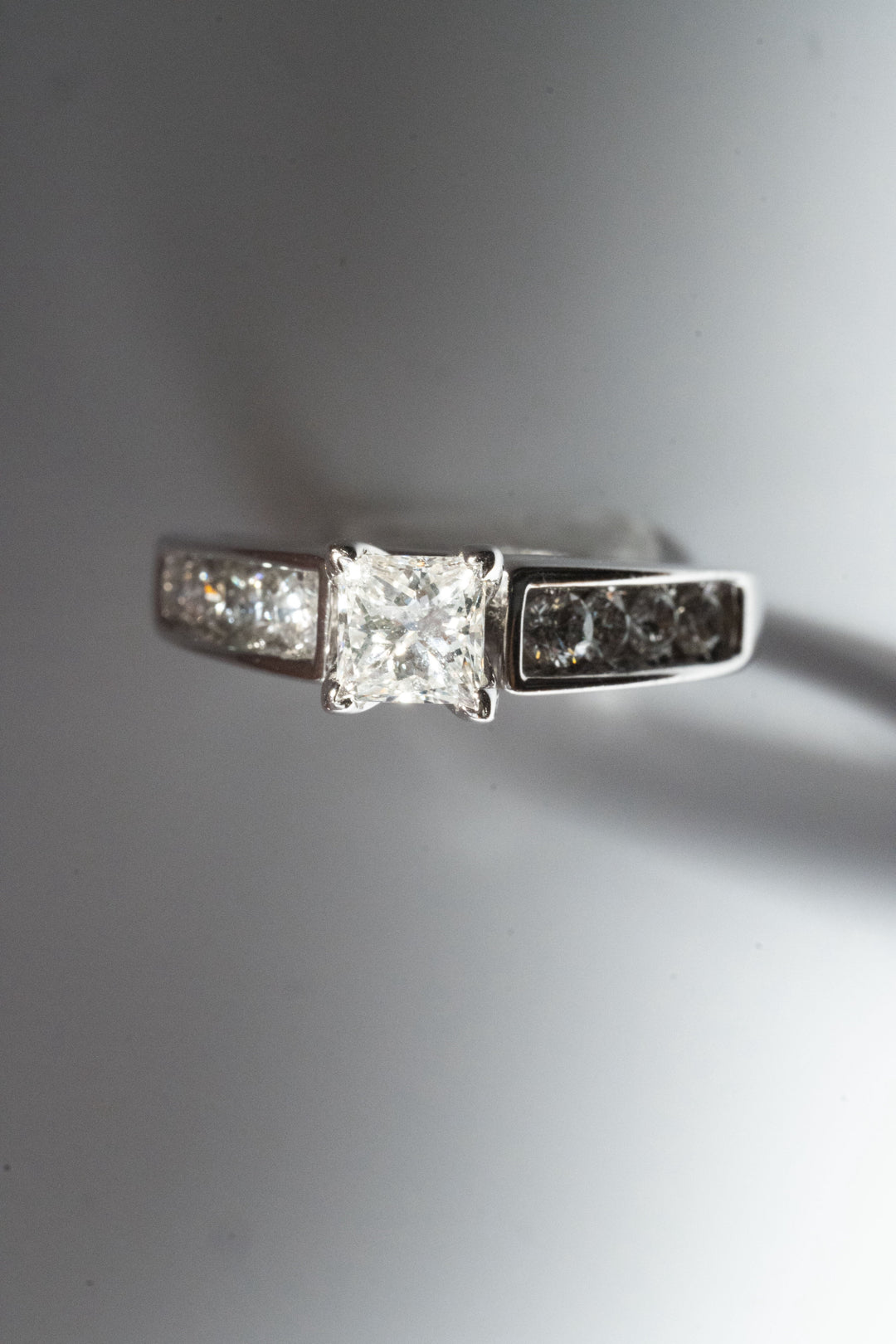 18金 4.5g 合計1.30ct プリンセスカット・ダイヤモンド ソリティアリング（HDS）