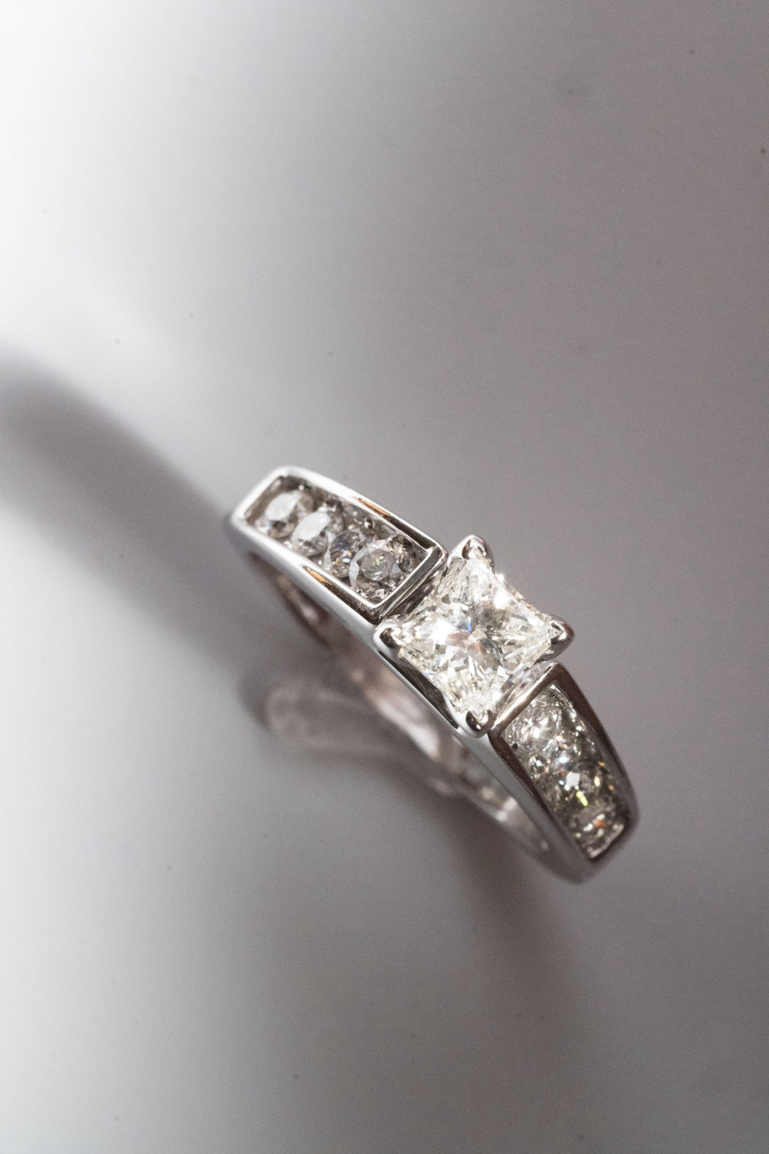 18金 4.5g 合計1.30ct プリンセスカット・ダイヤモンド ソリティアリング（HDS）