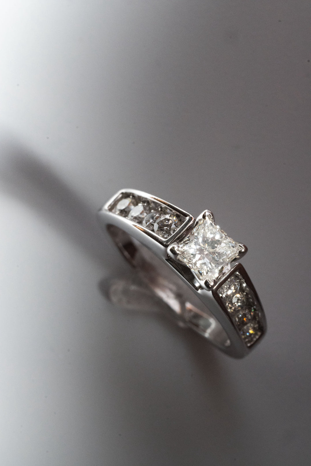 18金 4.5g 合計1.30ct プリンセスカット・ダイヤモンド ソリティアリング（HDS）