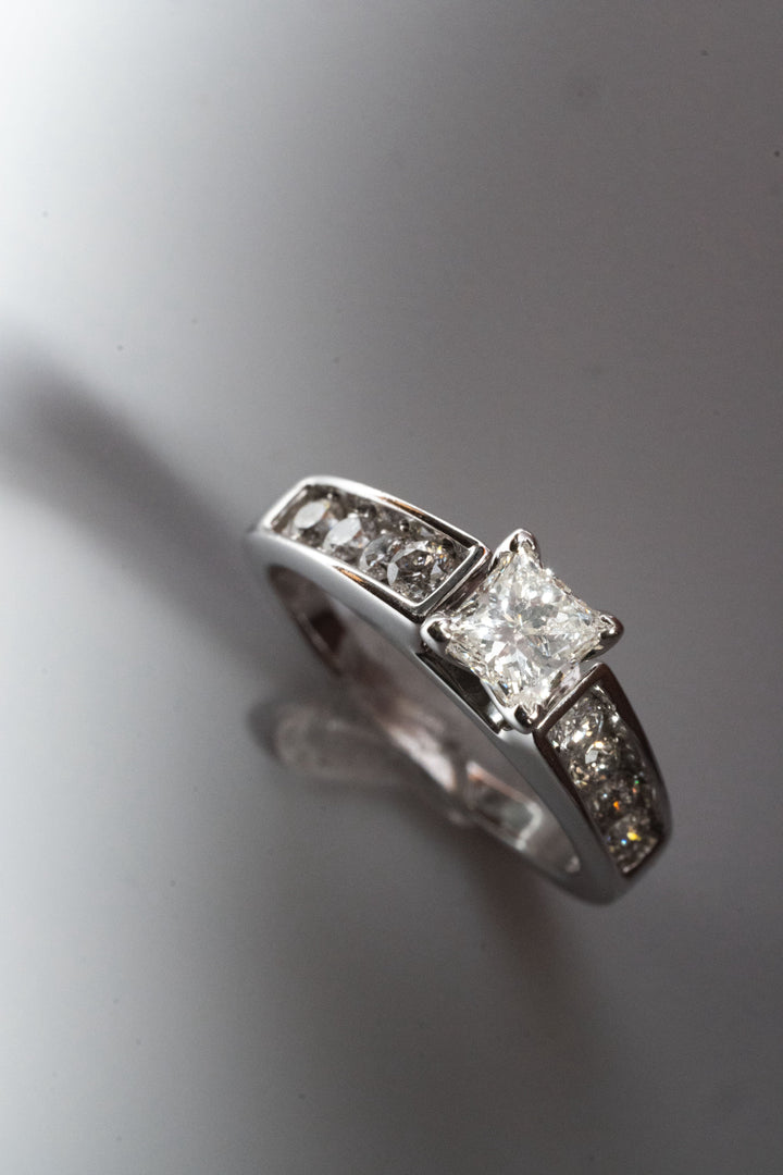 18金 4.5g 合計1.30ct プリンセスカット・ダイヤモンド ソリティアリング（HDS）