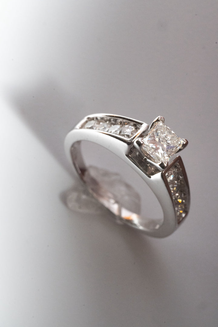 18金 4.5g 合計1.30ct プリンセスカット・ダイヤモンド ソリティアリング（HDS）