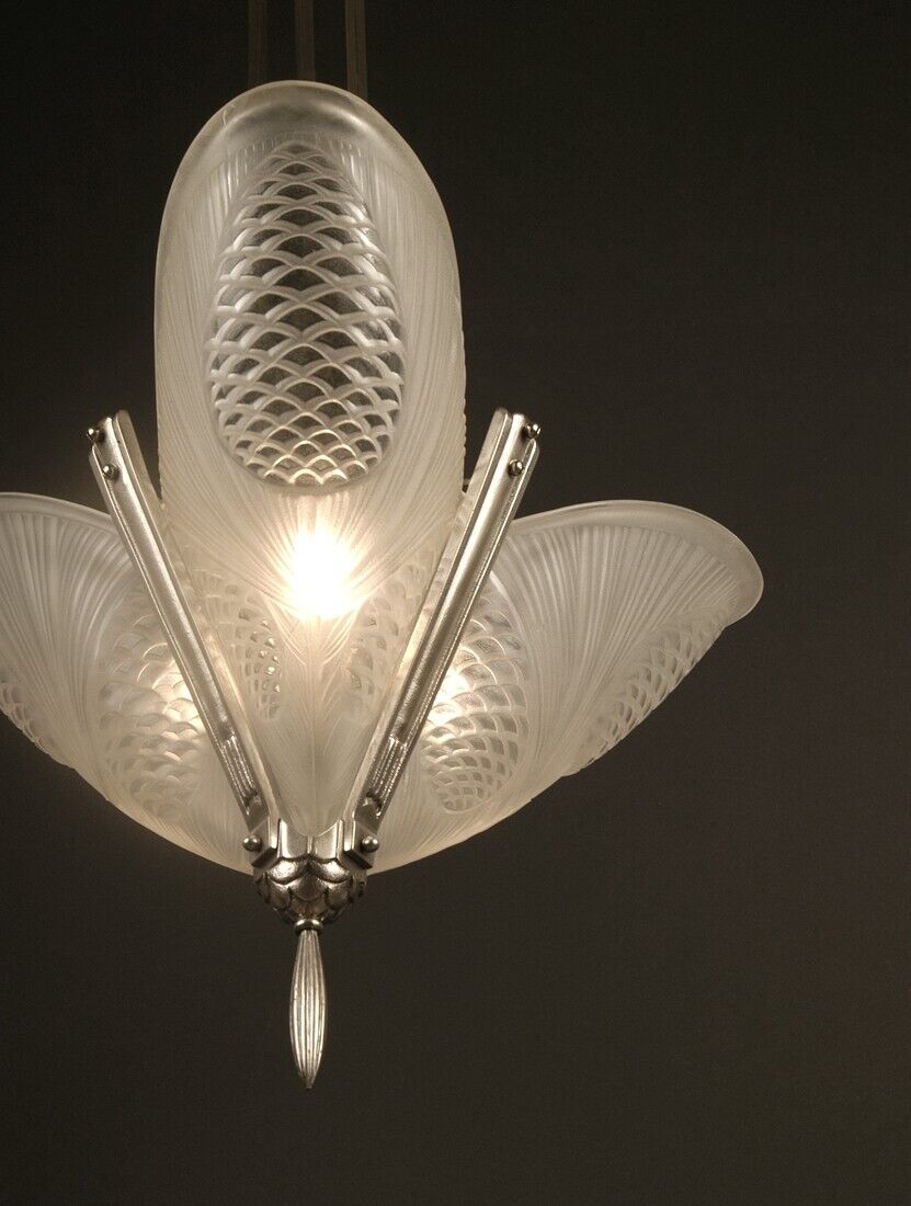 レオン・ユゲ、ドゥゲ アールデコ調シャンデリア シルバーメッキブロンズと型押しガラスのペンダントライト