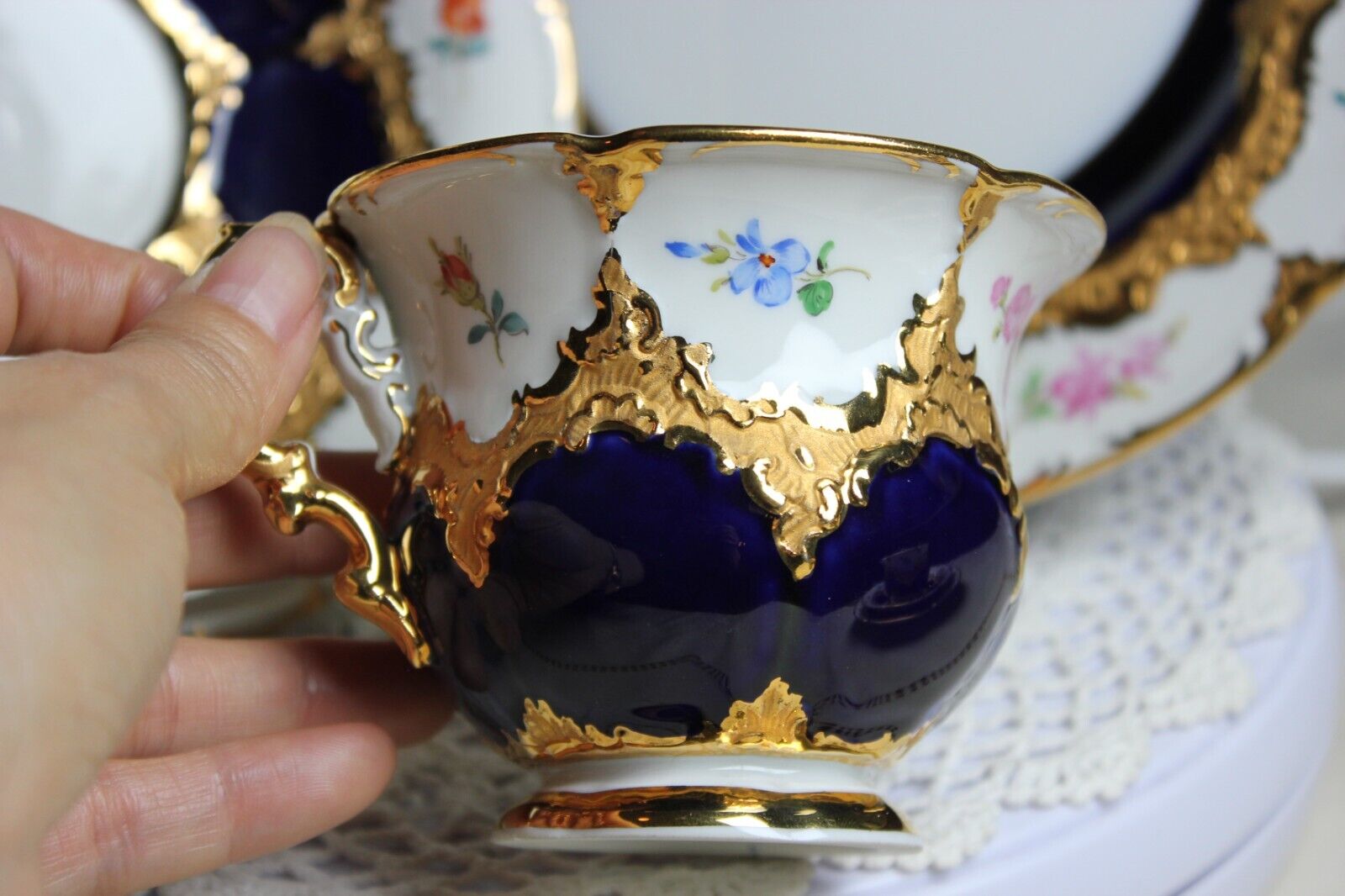 マイセン Bフォーム 花の絵が散りばめられたコバルトブルーの金縁