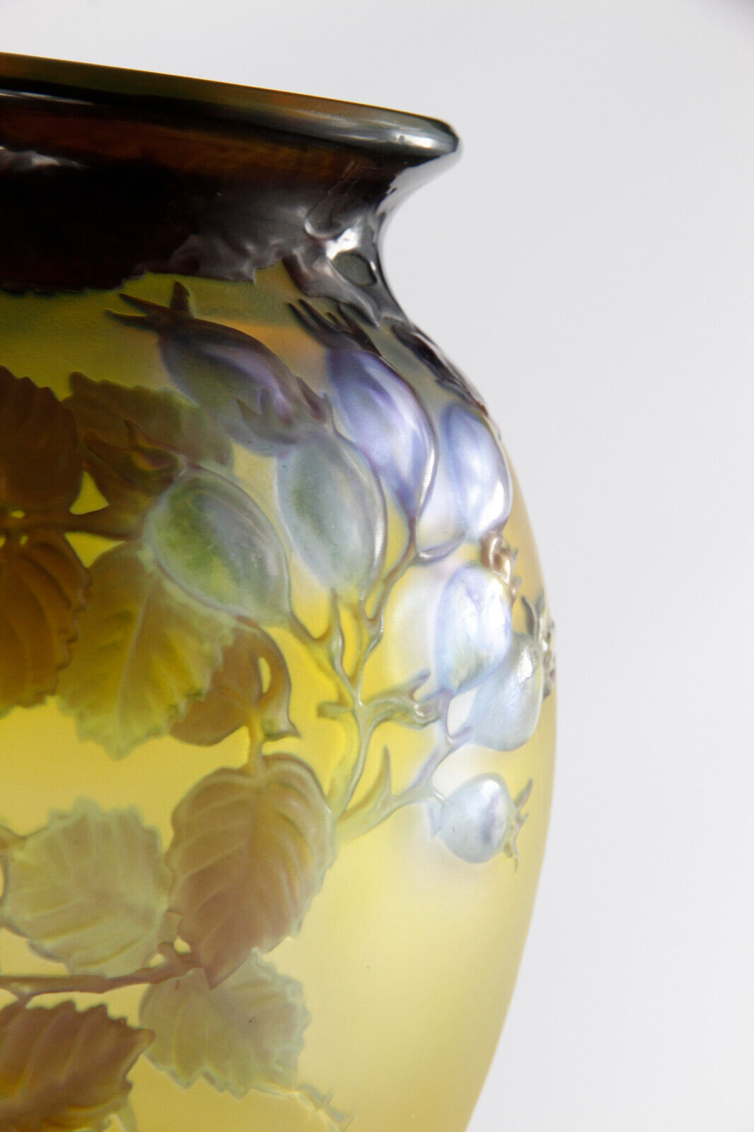 エミールガレ 薔薇の蕾が描かれた花瓶 1920年頃の作品　アールヌーボー期