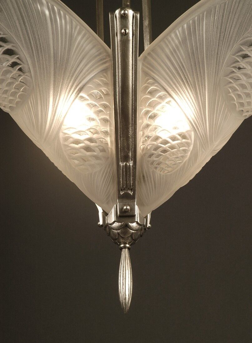 レオン・ユゲ、ドゥゲ アールデコ調シャンデリア シルバーメッキブロンズと型押しガラスのペンダントライト