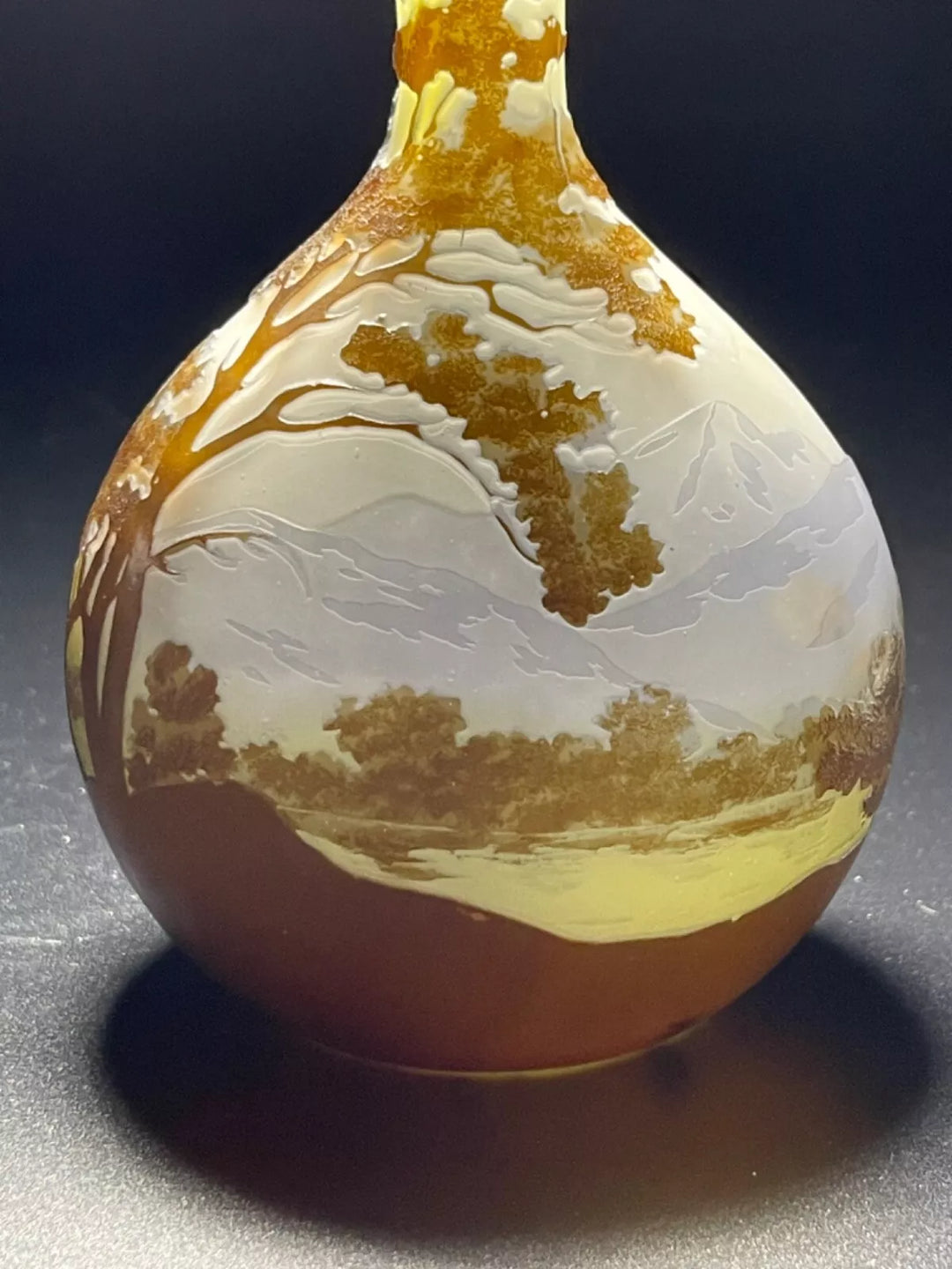 エミールガレ 山と湖の風景が描かれた一輪挿し バンジョー型花瓶