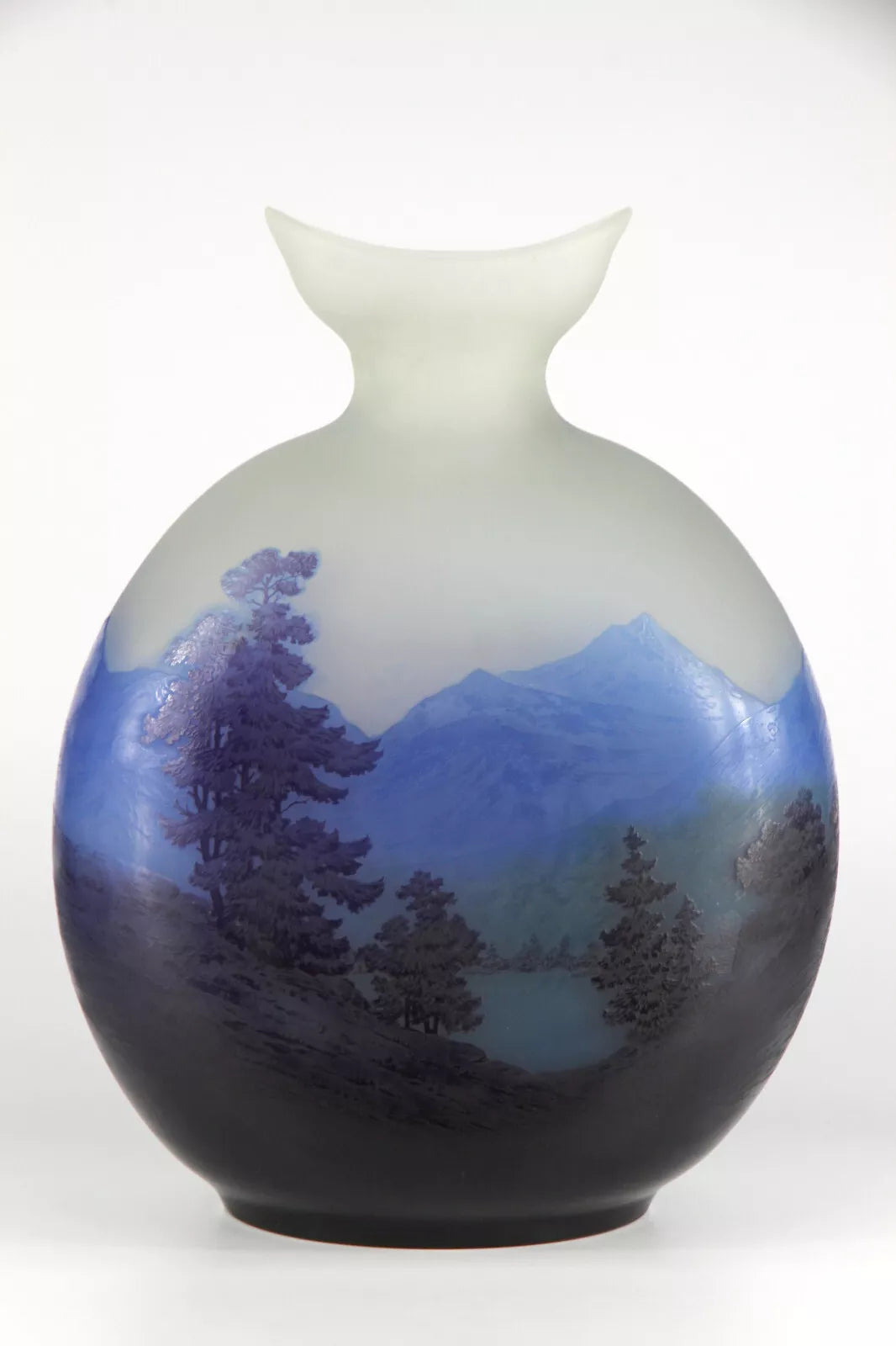 エミールガレ アルプスの湖と風景が描かれた花瓶 「Les Alps」