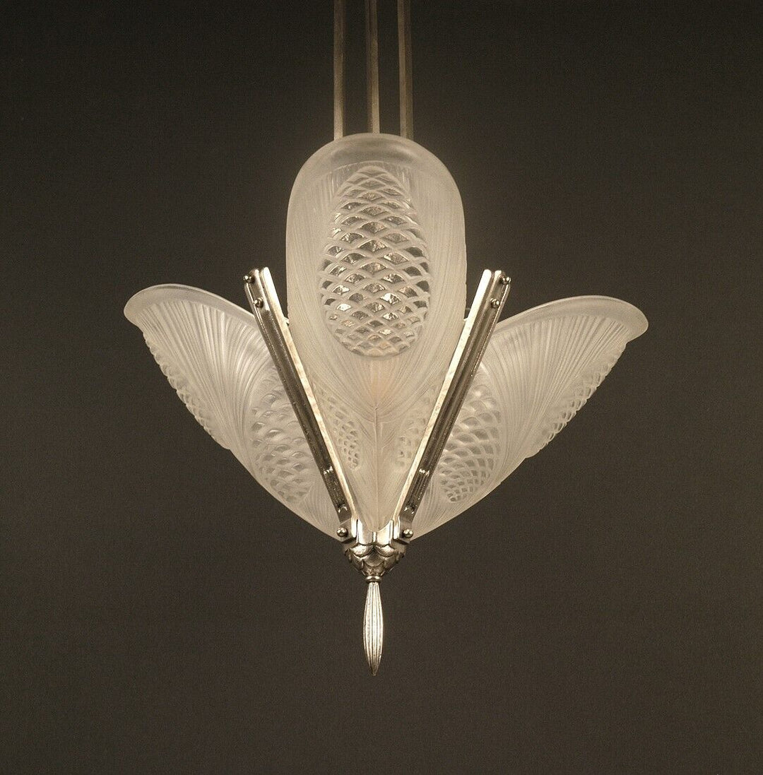レオン・ユゲ、ドゥゲ アールデコ調シャンデリア シルバーメッキブロンズと型押しガラスのペンダントライト