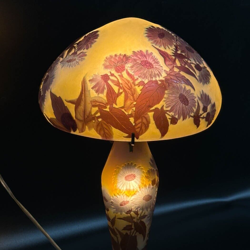 エミールガレ マーガレットの花が描かれたテーブルランプ   1910年頃の作品