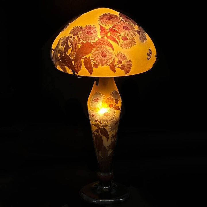 エミールガレ マーガレットの花が描かれたテーブルランプ   1910年頃の作品