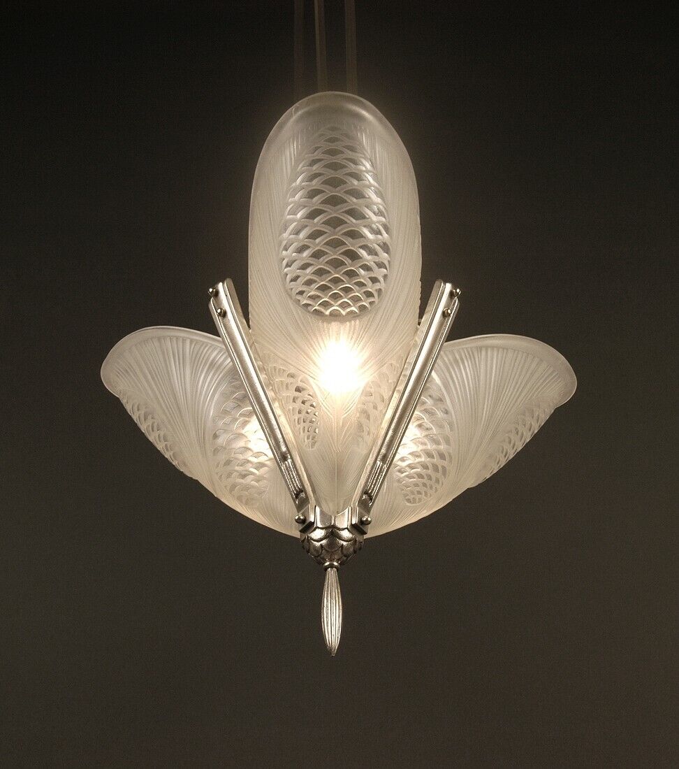 レオン・ユゲ、ドゥゲ アールデコ調シャンデリア シルバーメッキブロンズと型押しガラスのペンダントライト