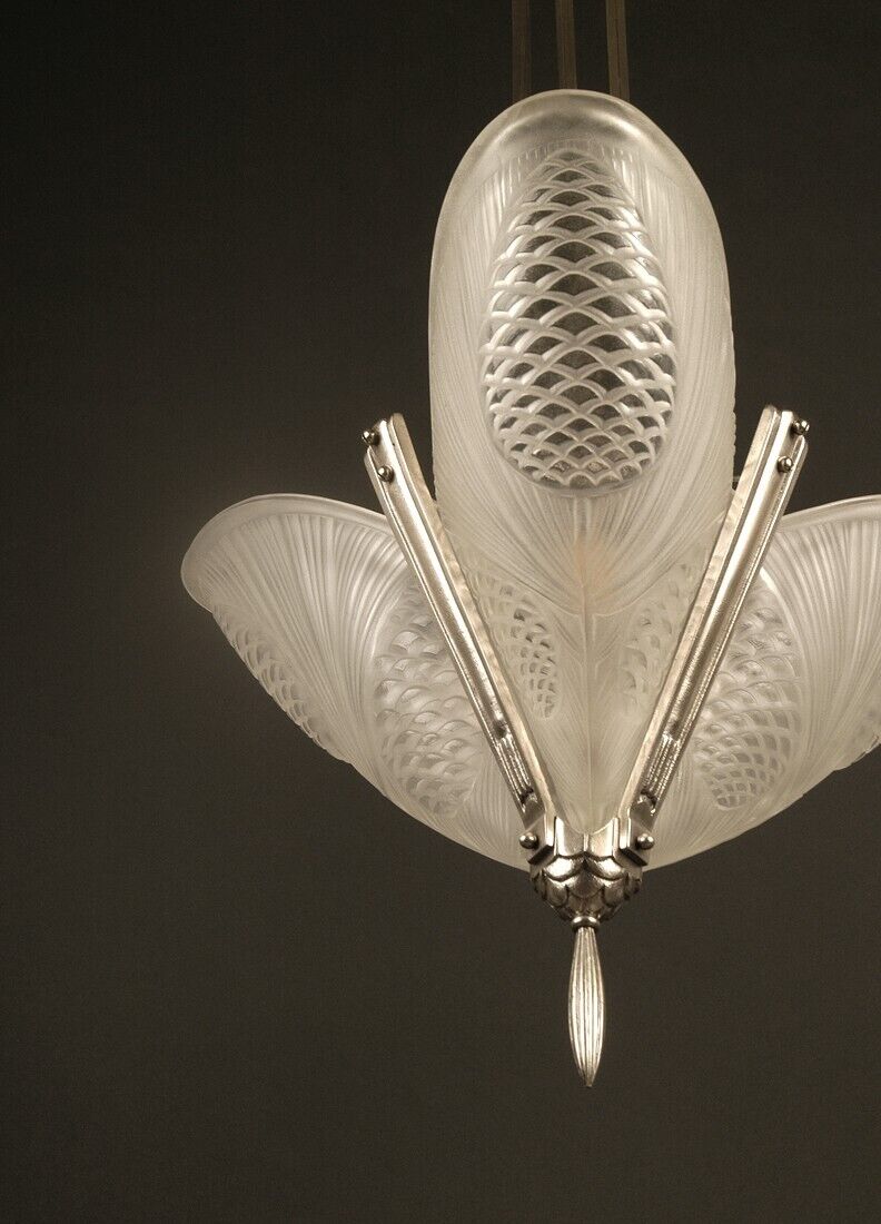 レオン・ユゲ、ドゥゲ アールデコ調シャンデリア シルバーメッキブロンズと型押しガラスのペンダントライト