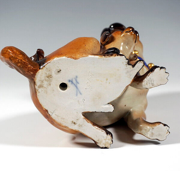 マイセン人形「フィギュア」 子犬を連れたパグ – アンティークテーブル