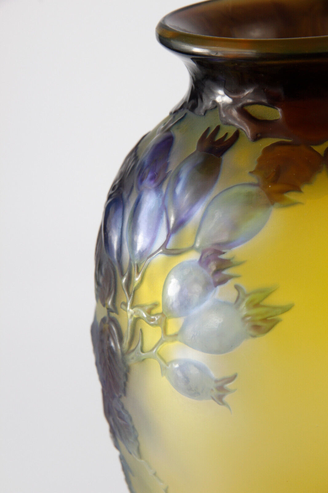 エミールガレ 薔薇の蕾が描かれた花瓶 1920年頃の作品　アールヌーボー期