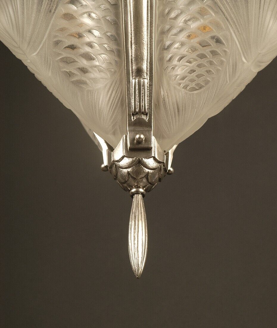 レオン・ユゲ、ドゥゲ アールデコ調シャンデリア シルバーメッキブロンズと型押しガラスのペンダントライト