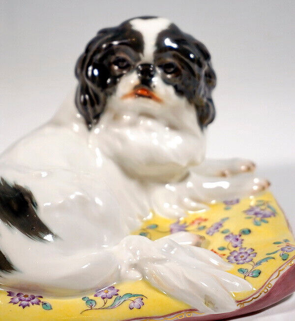 マイセン人形「フィギュア」 クッションに寝そべるチン（日本犬） E. ヘーゼル作 1930年頃