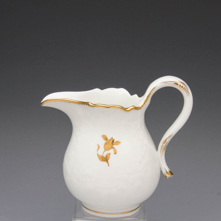 マイセン食器 レリーフとノイマルセイユ（金の枝葉）が描かれたコーヒーカップセット