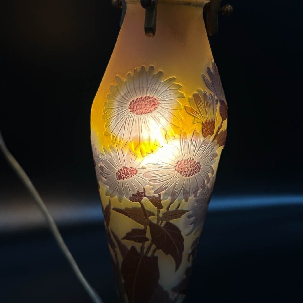 エミールガレ マーガレットの花が描かれたテーブルランプ   1910年頃の作品