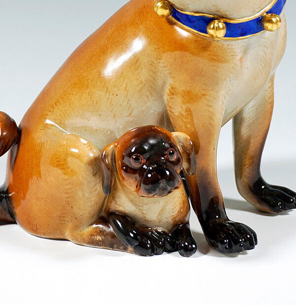 マイセン人形「フィギュア」 子犬を連れたパグ – アンティークテーブル