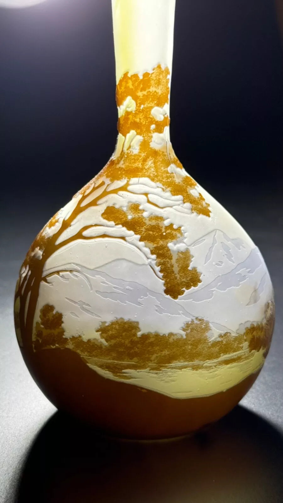 エミールガレ 山と湖の風景が描かれた一輪挿し バンジョー型花瓶